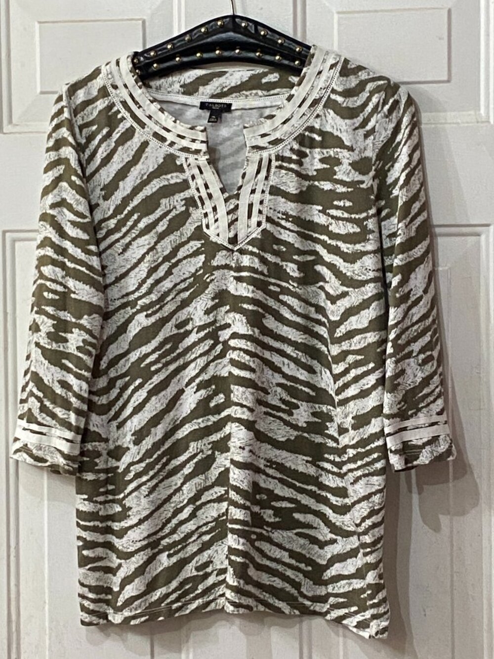 Talbots Sz MP Knit Blouse 3/4 Sleeve Grayish Green /Ivory Zebra Split Neck Trim